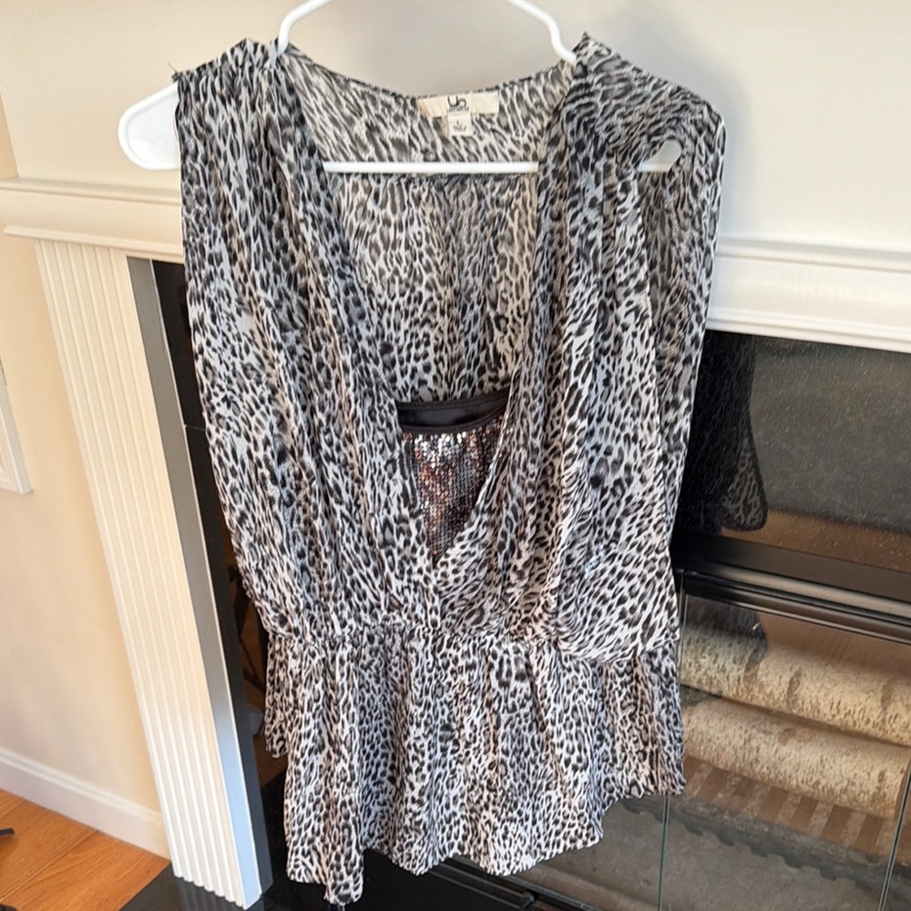 Stylish Black and White Leopard Print Women's Top